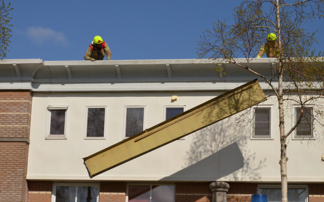Dakplaten laten los door harde windstoten Van Ruysdaellaan Bergschenhoek
