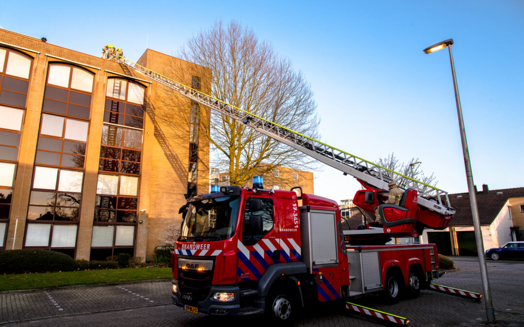 Brandweer verwijdert losgewaaid reclamebord Ravelstraat Rhoon