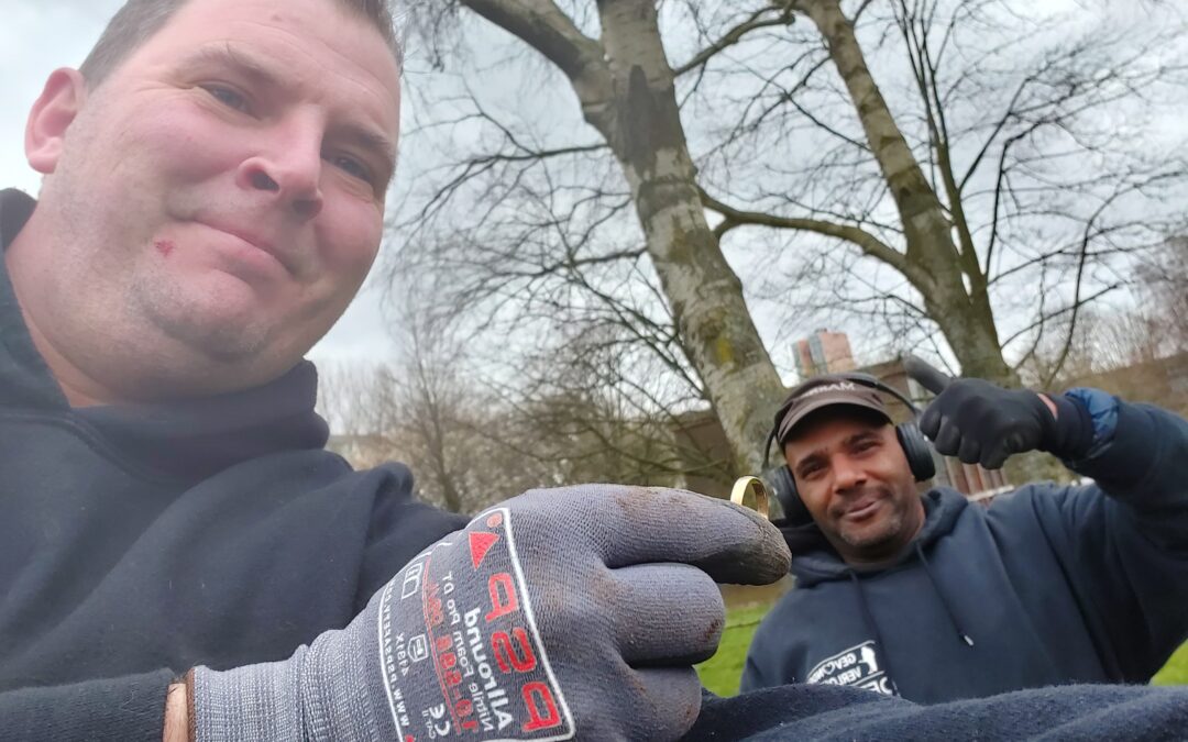 Metaaldetectoristen Martin en Patrick vinden na tien jaar verloren trouwring terug