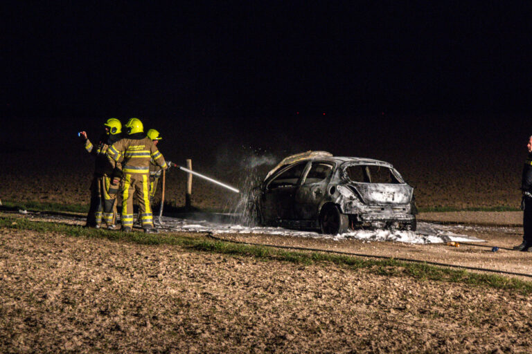 Auto gaat in vlammen op Eendenpoelweg Sittard