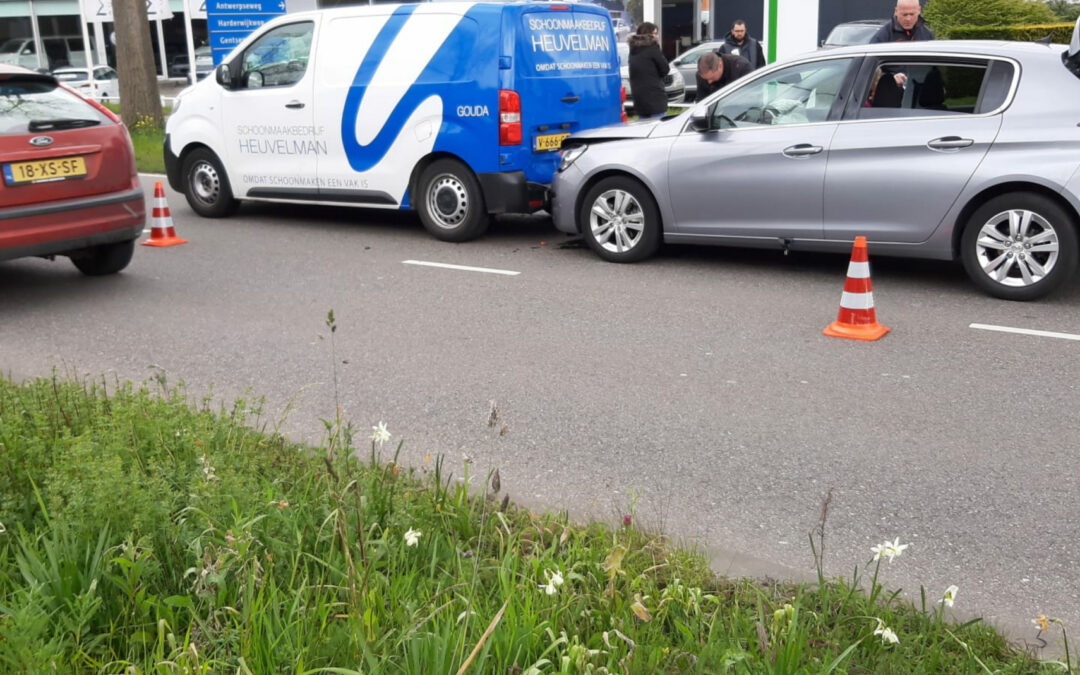 Kinderen gewond bij kop-staart aanrijding Nieuwe Gouwe O.Z Gouda