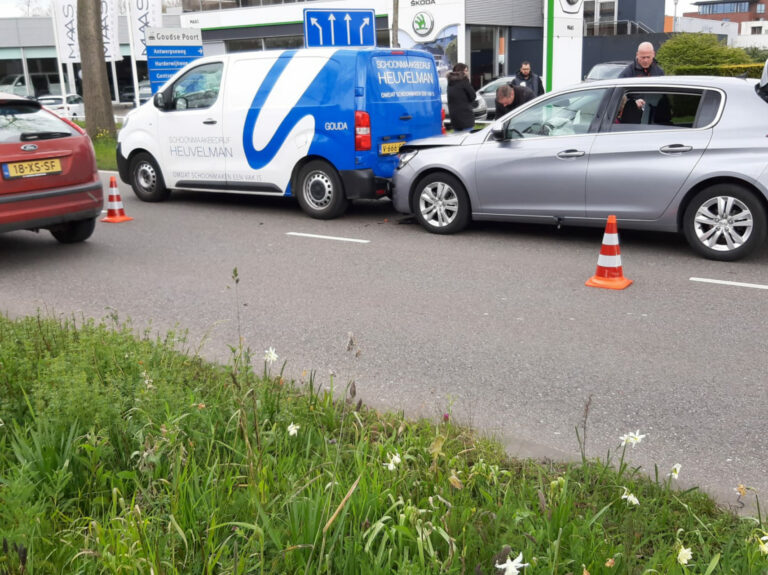 Kinderen gewond bij kop-staart aanrijding Nieuwe Gouwe O.Z Gouda