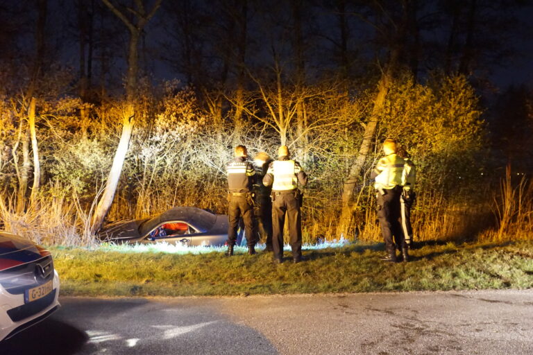 Auto te water, inzittende gewond Hennipslootkade Zevenhuizen