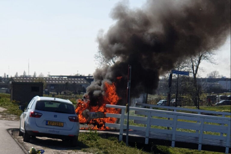 Scooter vliegt spontaan in brand Oost Ringdijk Moordrecht