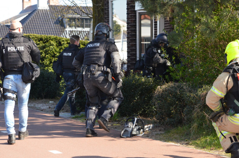 Politie valt woning binnen na vermoeden van drugslab Grindweg Rotterdam