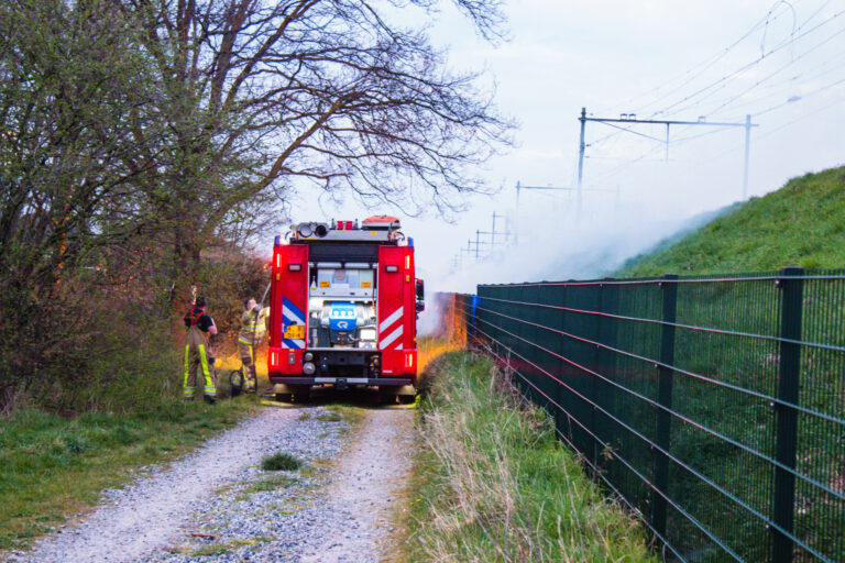 Flinke rookontwikkeling bij bermbrand langs spoorlijn Petroniuspad Sittard