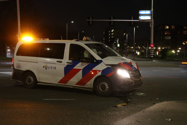 Politiewagen botst op auto Van Beethovenlaan Capelle aan den IJssel (video)