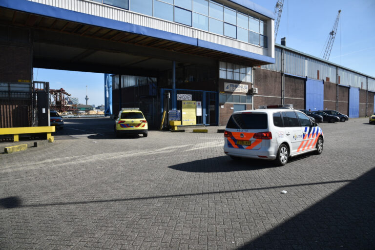 Overleden man aangetroffen op schip in Rotterdam; dertien anderen met Corona-symptomen in isolatie gezet