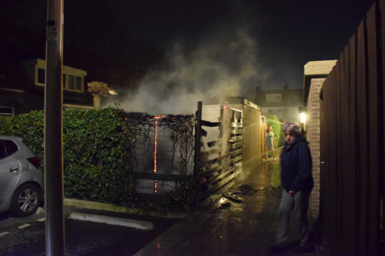 Buurtbewoners blussen brandende schutting, brandstichting mogelijke oorzaak Boekweitakker Waddinxveen