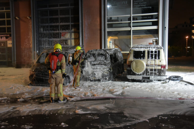 Meerdere voertuigen in brand tegen gevel bedrijfspand Tinstraat Ridderkerk