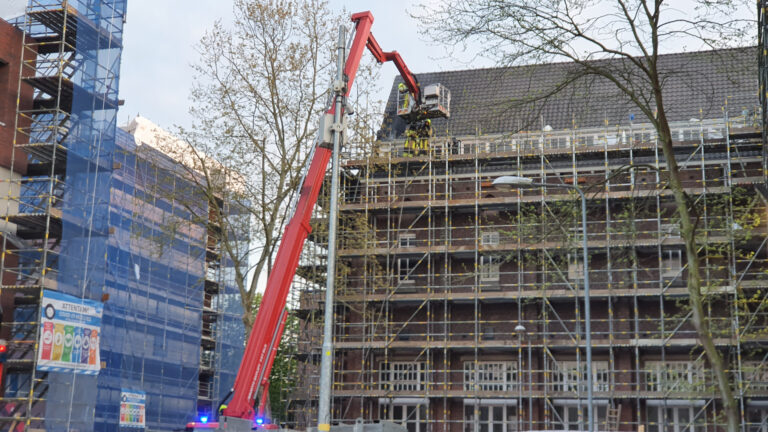 Forse brand op dak De Wieër Sittard