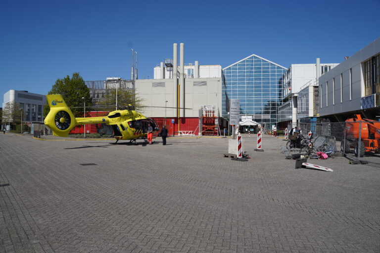 Traumahelikopter landt voor IJsselland Ziekenhuis en haalt coronapatiënt op Prins Constantijnweg Capelle aan den IJssel