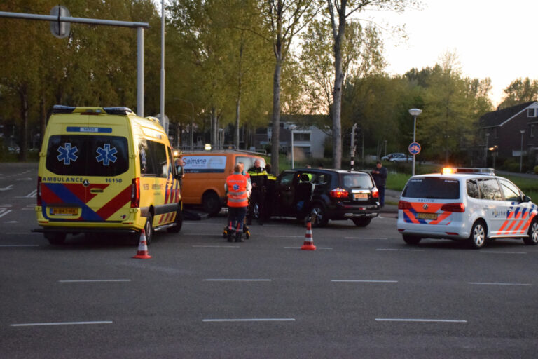 Veel schade bij aanrijding op kruising Burgemeester van Reenensingel Gouda