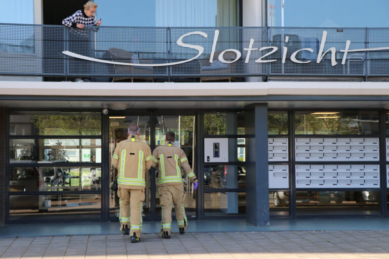 Brandweer opzoek naar oorzaak van gaslucht in woning Slotplein Capelle aan den IJssel