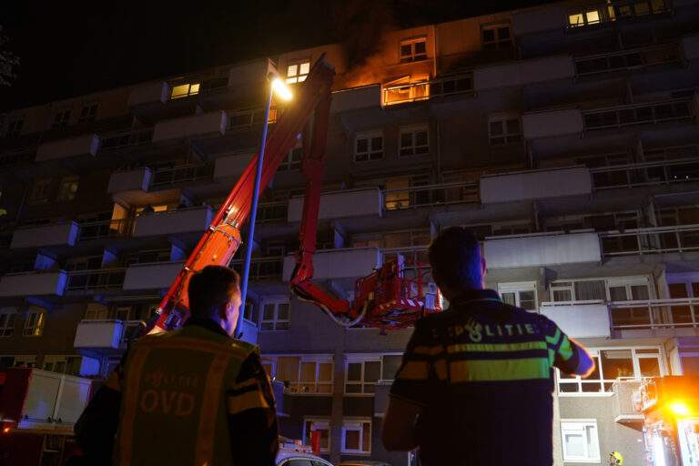 Felle uitslaande brand op balkon Voermanweg Rotterdam