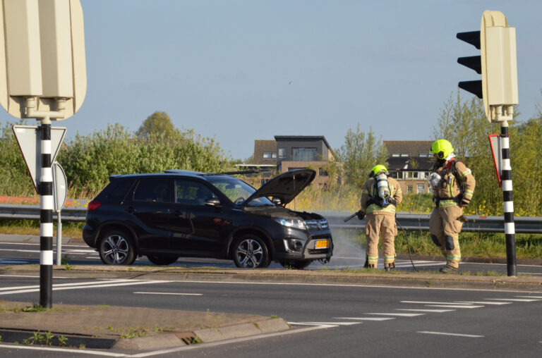 Auto vliegt tijdens het rijden in brand N470 Berkel en Rodenrijs