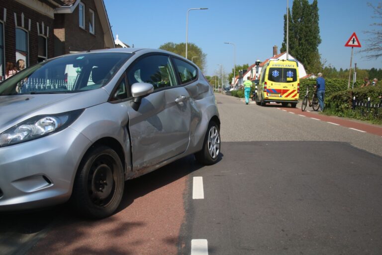 Scooterrijder maakt flinke smak na botsing met auto Stationsweg Zuidland