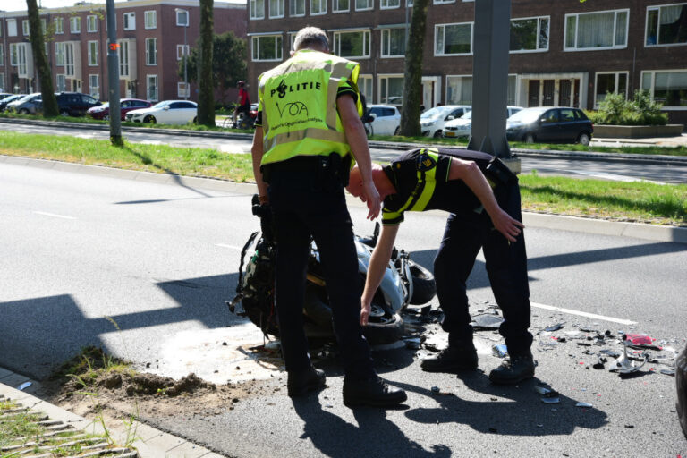 Motorrijder vol achterop auto gebotst Aveling Hoogvliet Rotterdam