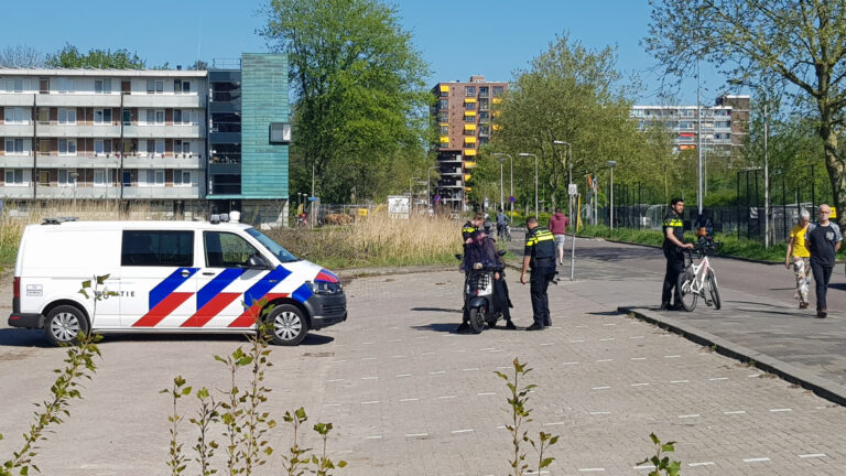 Politie voert controle uit bij scooterrijders Sportlaan Gouda