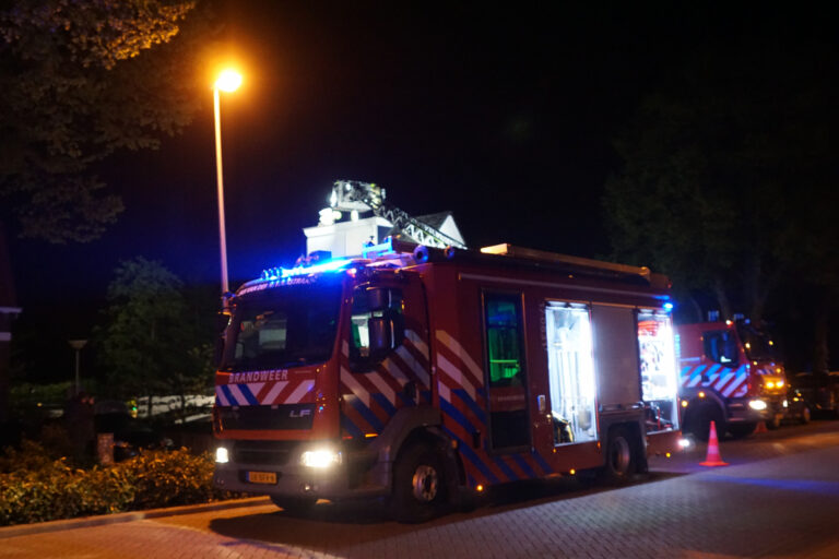 Brandweer veegt schoorsteen na kleine brand Hoekeindseweg Bleiswijk