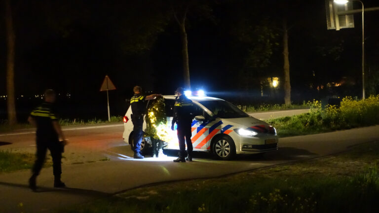 Motorscooter belandt in sloot na politieachtervolging, twee verdachten aangehouden Middelweg Moordrecht