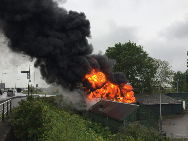 Grote uitslaande brand in industriepand Nieuwe Broekweg Gouda