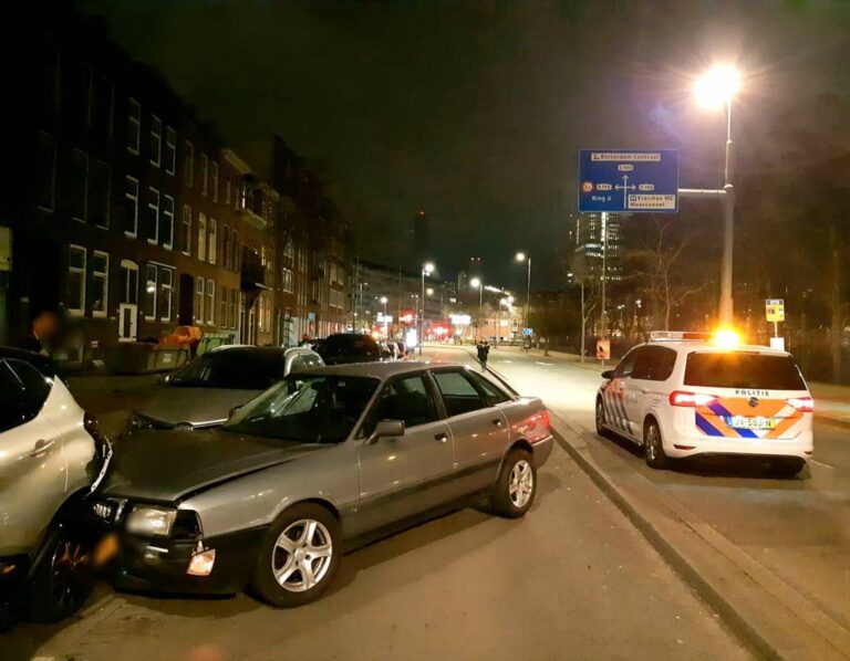 Dronken automobilist richt ravage aan op Beukelsdijk Rotterdam