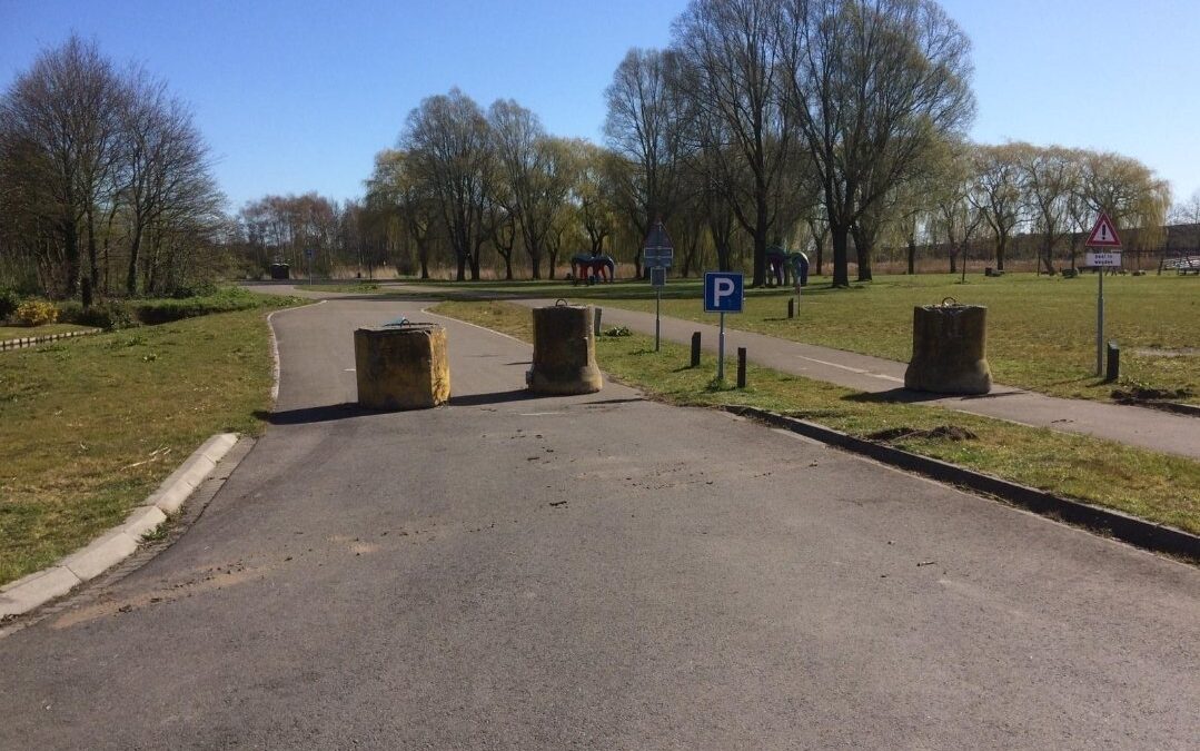 Door aanhoudende samenscholing parkeerplaatsen Charloisse Lagedijk Rotterdam afgesloten met betonblokken