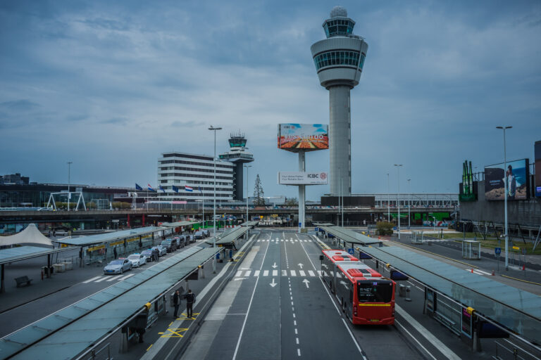 Fotoreportage: Zo verlaten is Schiphol gedurende de Coronacrisis