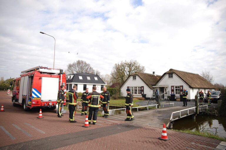 Brandweer massaal gealarmeerd voor brand in rieten dak van woning in Noorden