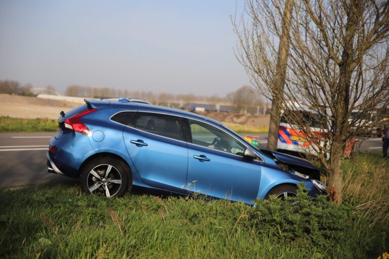 Auto raakt van de weg en botst tegen boom Provincialeweg – N207 Gouda