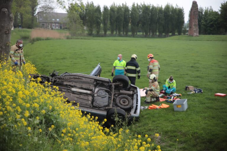 Auto belandt op de kop in de greppel na frontale aanrijding op Goudse Straatweg (N228) in Oudewater