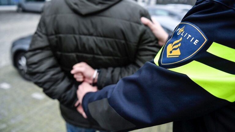 Hagenaar en Rotterdammer aangehouden na vondst drugs en vuurwapen in garagebox in Heinenoord