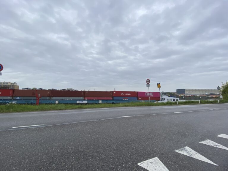 Containerschip “vast” onder Algerabrug Krimpen aan den IJssel