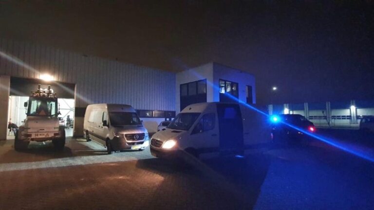 Politie houdt 27 gokkers aan in illegaal gokpand in Rotterdam