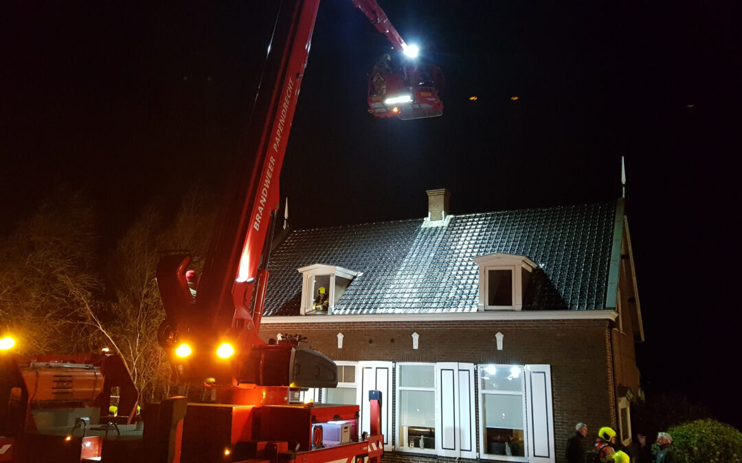 Brandweer blust schoorsteenbrand Oost Kinderdijk Alblasserdam