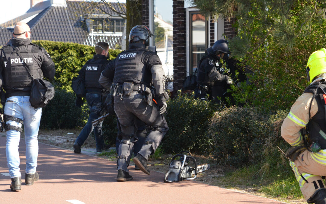 Politie valt woning binnen na vermoeden van drugslab Grindweg Rotterdam