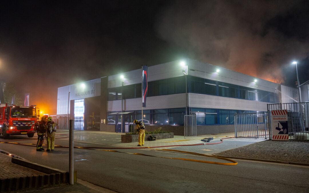 Zeer grote brand in bedrijfspand Holabouw BV Nijverheidstraat Moerkapelle