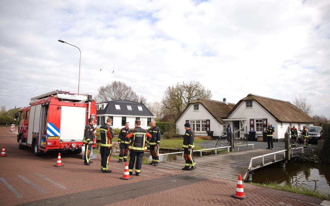 Brandweer massaal gealarmeerd voor brand in rieten dak van woning in Noorden
