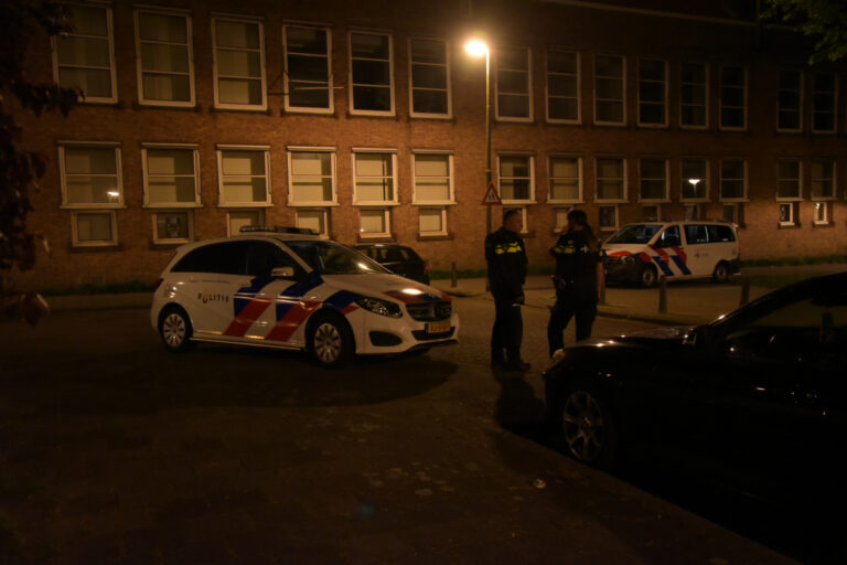 Drie personen aangehouden na ruzie, politie lost waarschuwingsschot Zwartewaalstraat Rotterdam