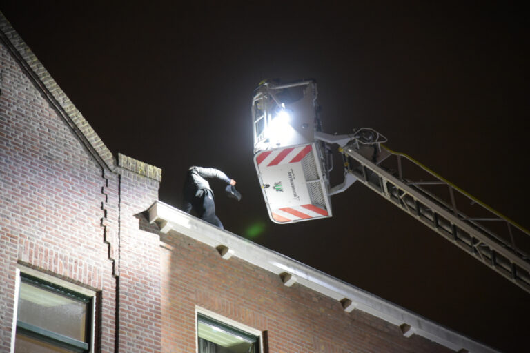 Verwarde man door politie en brandweer van het dak gehaald Pretorialaan Rotterdam