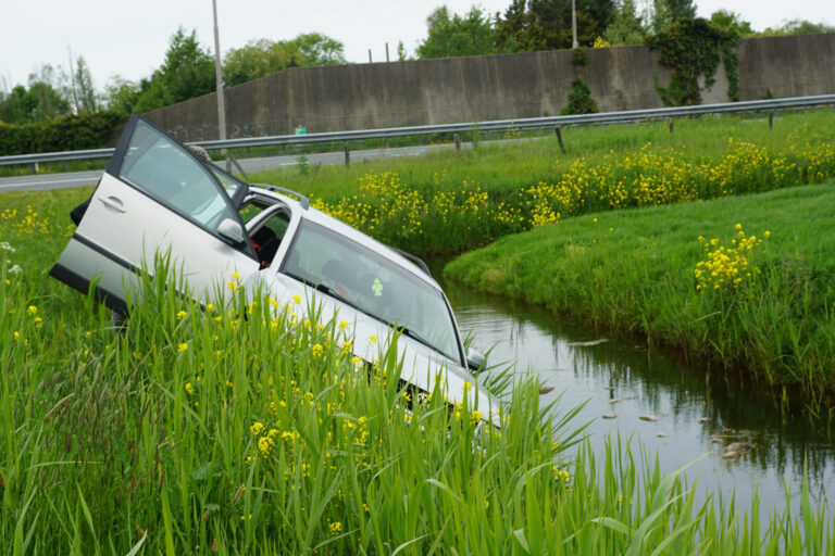 Auto te water, bestuurder gevlucht N11 Hazerswoude-Rijndijk