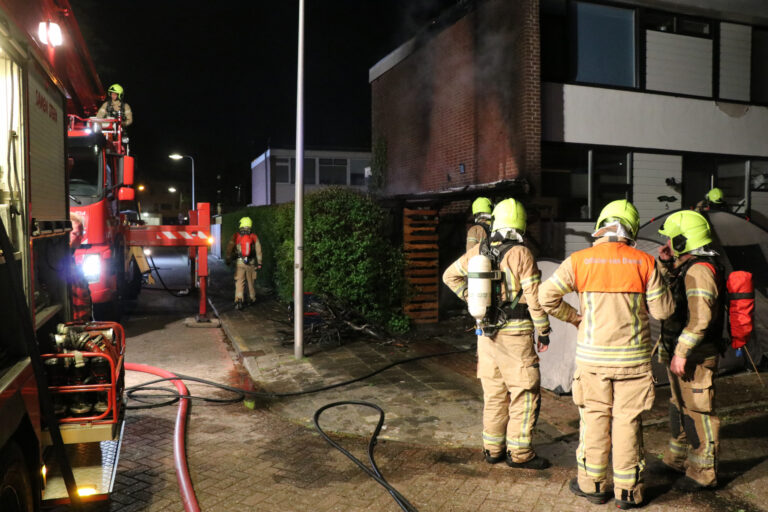 Veel vlammen na brand in schuur Jozef Israëlsstraat Krimpen aan den IJssel (video)