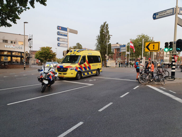 Fietsster gewond na aanrijding met auto Kleiwegplein Gouda