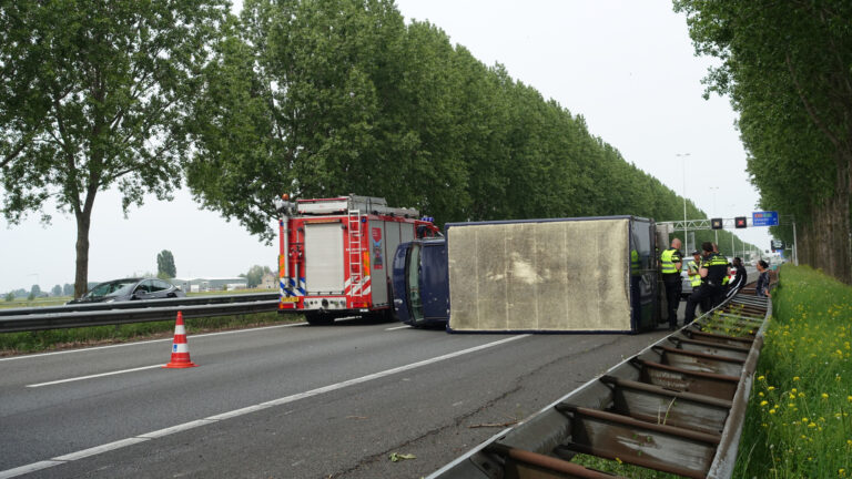 Bestelbus belandt op zijn kant, vrachtwagen ramt vangrail Rijksweg A20 Nieuwerkerk aan den IJssel