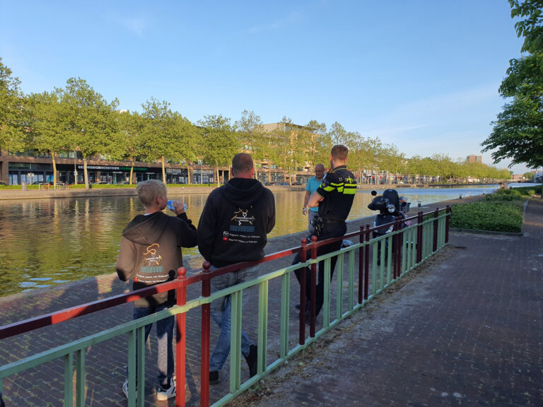 Magneetvisser haalt explosief uit water Spangesekade Rotterdam