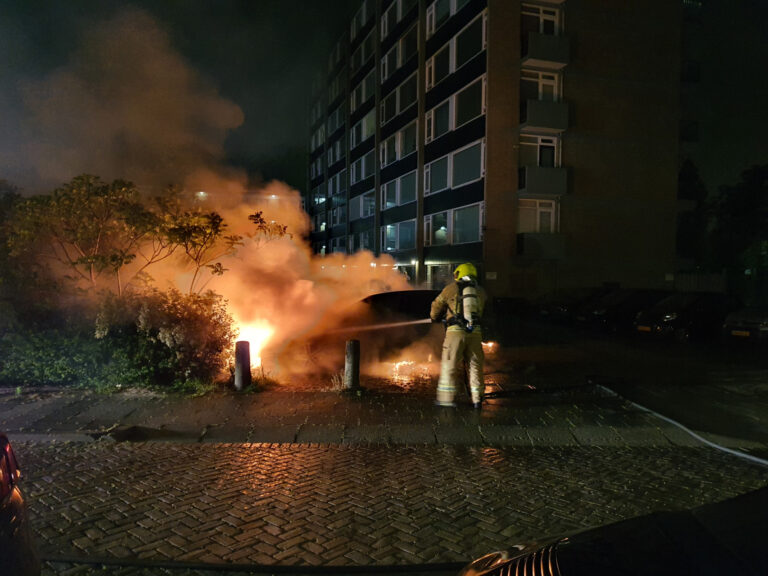 Auto verwoest door brand Spalandlaan Vlaardingen