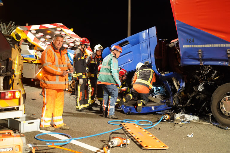 Vrachtwagen botst op pijlwagen, twee zwaargewonden Rijksweg A12 Bleiswijk