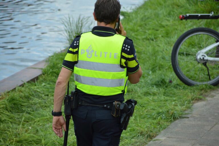 Woning beschoten in Delfshaven; politie doet onderzoek Jagthuisstraat Rotterdam