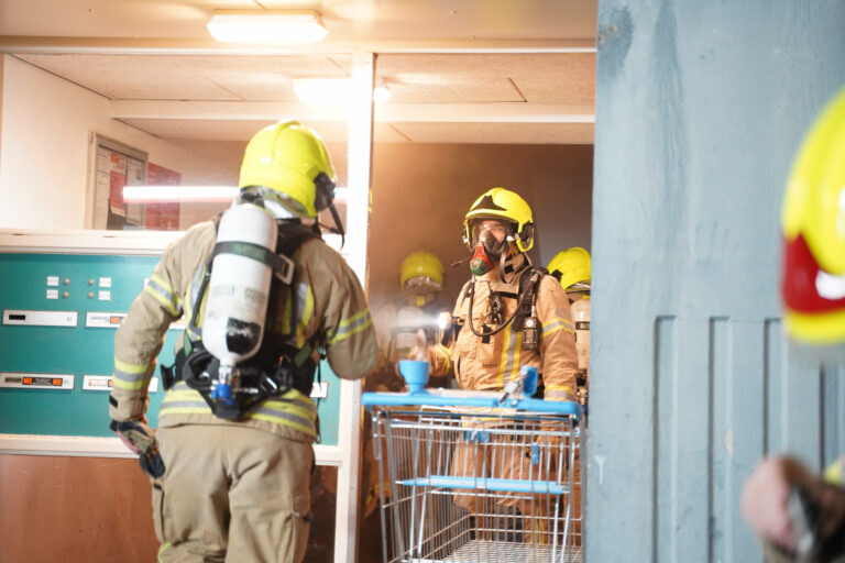 Brandweer redt vier personen van balkon bij brand in flat Valkenhof Capelle aan den IJssel